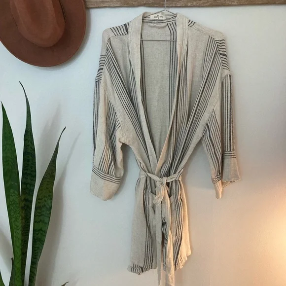 Oddbird Fener linen Kisa cut robe. - Picture 4 of 7
